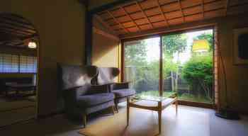 楽 rakuのエントランス外観